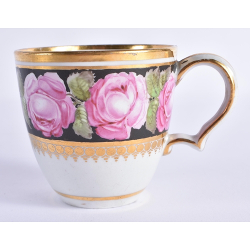 80 - AN EARLY 19TH CENTURY CHAMBERLAINS WORCESTER TEACUP AND SAUCER painted with a banding of roses. 13 c... 