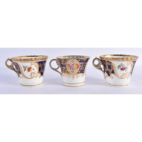 88 - ASSORTED EARLY 19TH CENTURY CHAMBERLAINS WORCESTER TEAWARES including an armorial cup. (qty)