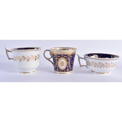 88 - ASSORTED EARLY 19TH CENTURY CHAMBERLAINS WORCESTER TEAWARES including an armorial cup. (qty)