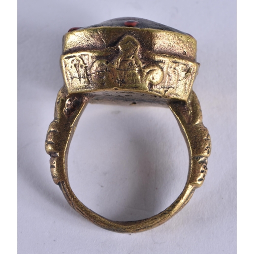 1046 - A MIDDLE EASTERN ISLAMIC YELLOW METAL RING. R. 14.6 grams.