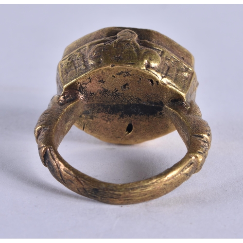 1046 - A MIDDLE EASTERN ISLAMIC YELLOW METAL RING. R. 14.6 grams.