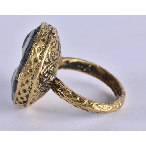 1050 - A MIDDLE EASTERN ISLAMIC YELLOW METAL RING. Q. 12.7 grams.