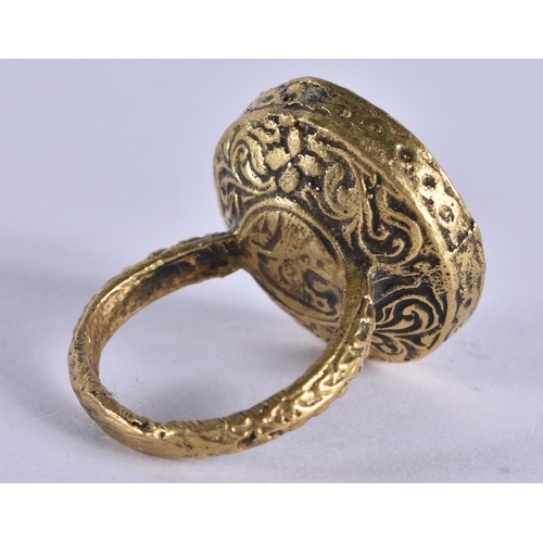 1050 - A MIDDLE EASTERN ISLAMIC YELLOW METAL RING. Q. 12.7 grams.