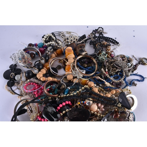 1085 - A LARGE BAG OF COSTUME JEWELLERY. (qty)