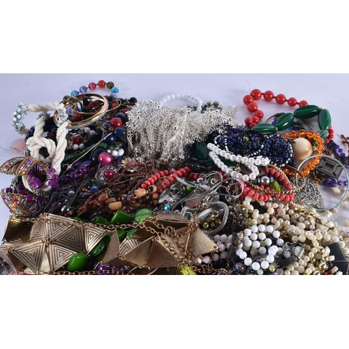 1086 - A LARGE BAG OF COSTUME JEWELLERY. (qty)