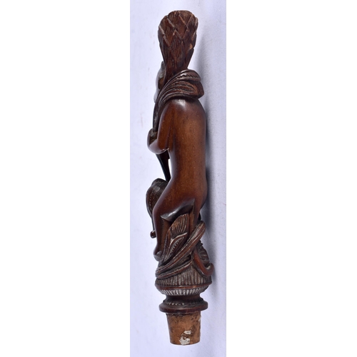 1153 - A LOVELY 19TH CENTURY CONTINENTAL CARVED WOOD MONKEY CANE HANDLE modelled clutching foliage. 12 cm l... 