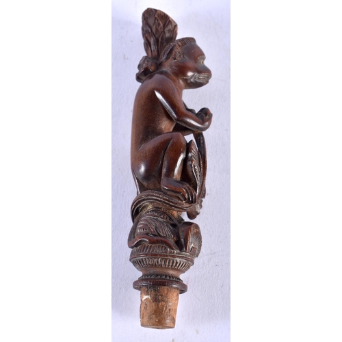 1153 - A LOVELY 19TH CENTURY CONTINENTAL CARVED WOOD MONKEY CANE HANDLE modelled clutching foliage. 12 cm l... 