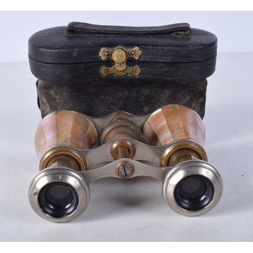 1186 - A PAIR OF MOTHER OF PEARL OPERA GLASSES. 10 cm x 7 cm.