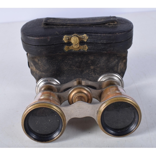 1186 - A PAIR OF MOTHER OF PEARL OPERA GLASSES. 10 cm x 7 cm.