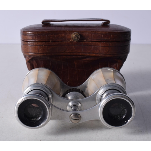 1189 - A PAIR OF MOTHER OF PEARL OPERA GLASSES. 10 cm x 7 cm.