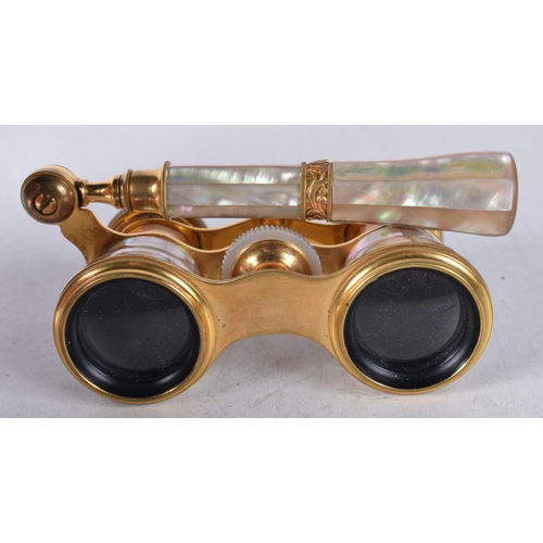 1215 - A PAIR OF MOTHER OF PEARL OPERA GLASSES. 18 cm x 8 cm.