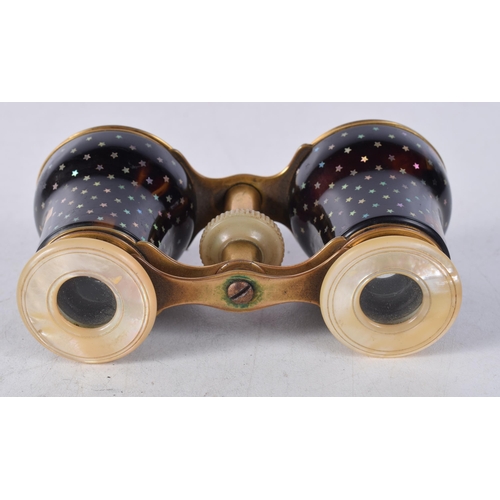 1225 - A LOVELY PAIR OF TORTOISESHELL MOTHER OF PEARL PIQUE WORK OPERA GLASSES. 10.5 cm x 5.25cm.