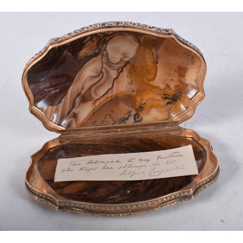 1236 - A FINE LATE 18TH CENTURY GOLD MOUNTED AGATE SNUFF BOX decorated all over with a floral banding. 61.6... 