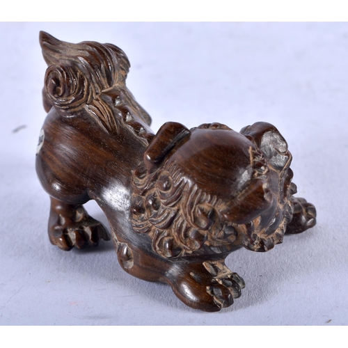 1262 - A Carved Hardwood Netsuke in the form of a Temple Dog. 3.3cm x 5.5cm x 3.4cm, weight 24.5g