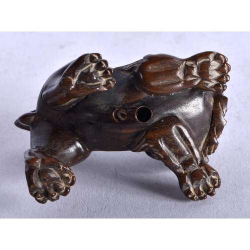 1262 - A Carved Hardwood Netsuke in the form of a Temple Dog. 3.3cm x 5.5cm x 3.4cm, weight 24.5g