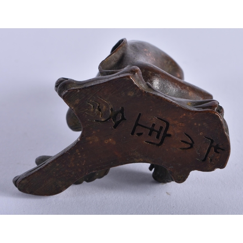 1305 - A Seated Bronze Monkey. 5.6cm x 3cm x 5.5cm, weight 159g