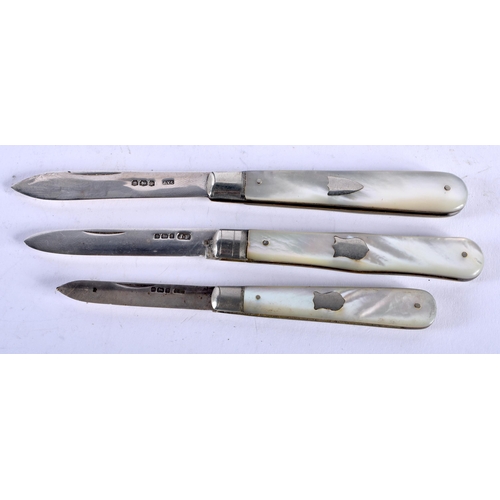 1321 - Three Folding Pen Knives with Silver Blades and Mother of Pearl Handles. Hallmarks for Sheffield 190... 