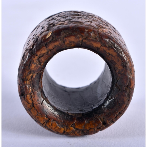 1332 - A CHINESE LACQUERED ARCHERS RING. X. 32 grams.