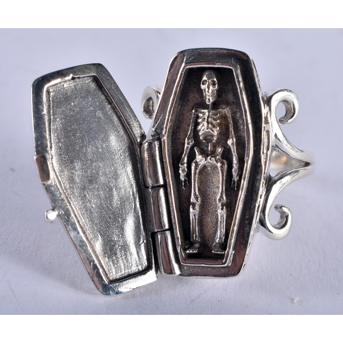 1337 - A SILVER COFFIN RING. P. 13 grams.