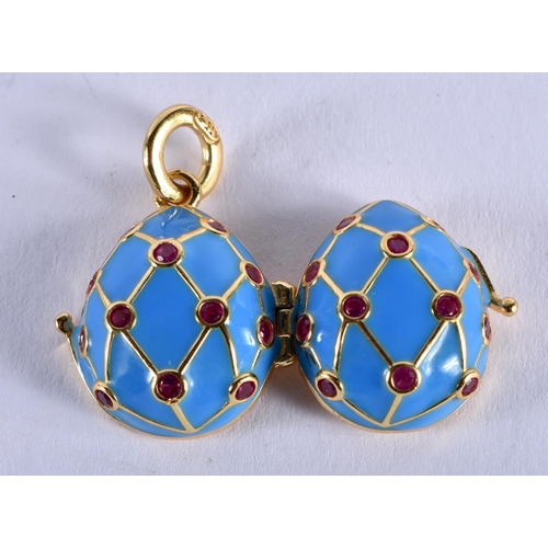 1343 - A CONTINENTAL SILVER AND ENAMEL EGG PENDANT. 6 grams. 2 cm x 1.5 cm.