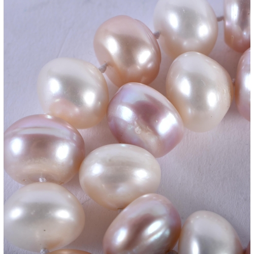 1359 - A PEARL NECKLACE. 87 grams. 45cm long.