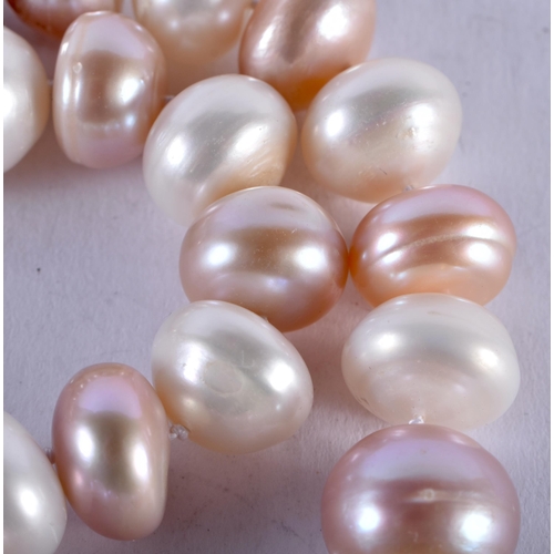 1359 - A PEARL NECKLACE. 87 grams. 45cm long.