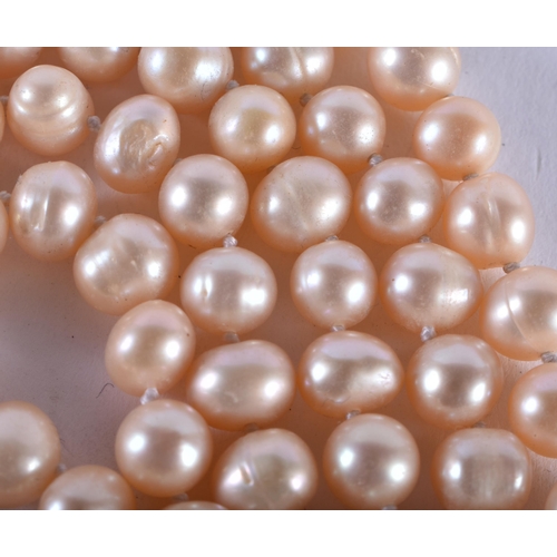 1361 - A PEARL NECKLACE. 86 grams. 122 cm long.