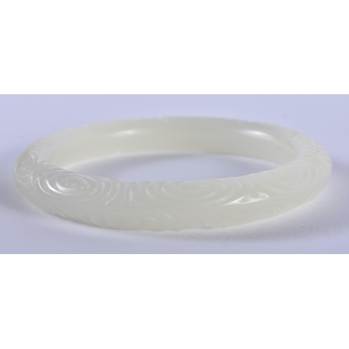 1364 - A CHINESE CARVED JADE TWIST BANGLE. 50 grams. Internal width 6.5 cm.