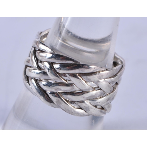 1365 - A CONTINENTAL SILVER RING. 6.7 grams. P.