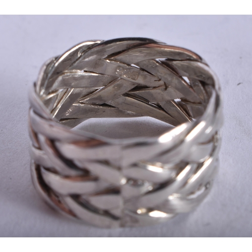 1365 - A CONTINENTAL SILVER RING. 6.7 grams. P.