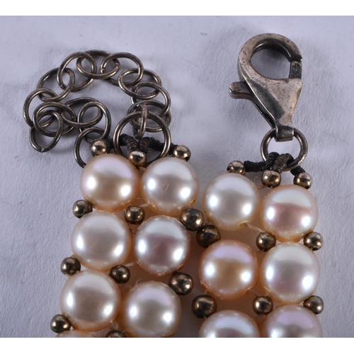 1366 - A SILVER AND PEARL NECKLACE. 41 grams. 47 cm long.