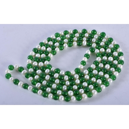 1376 - A JADE AND PEARL NECKLACE. 65 grams. 122 cm long.