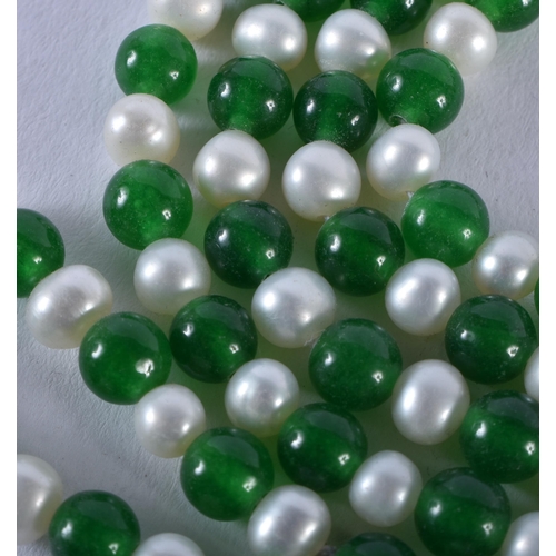 1376 - A JADE AND PEARL NECKLACE. 65 grams. 122 cm long.