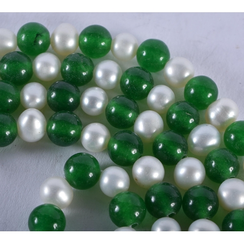 1376 - A JADE AND PEARL NECKLACE. 65 grams. 122 cm long.