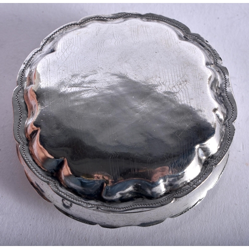 1397 - AN ANTIQUE DUTCH SILVER BOX. 29.3 grams.