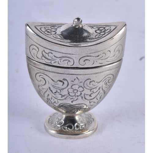 1400 - AN ANTIQUE SILVER BOX. 26.8 grams. 4.25cm x 3.5 cm.