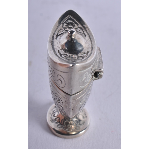 1400 - AN ANTIQUE SILVER BOX. 26.8 grams. 4.25cm x 3.5 cm.