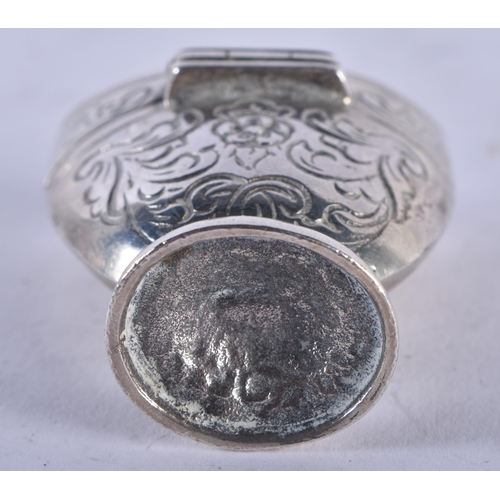 1400 - AN ANTIQUE SILVER BOX. 26.8 grams. 4.25cm x 3.5 cm.