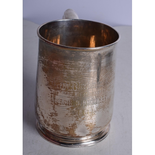 1436 - A George III Silver Tankard. Hallmarked London 1727. 11 cm x 12.5cm x 8.5cm, Weight 277g