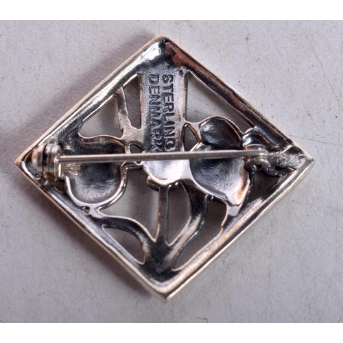 1460 - A SILVER DOVE BROOCH. 6.2 grams. 2.5 cm square.