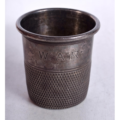 1462 - A VINTAGE SILVER THIMBLE SHOT CUP. 39 grams. 4.75 cm x 4.75 cm.