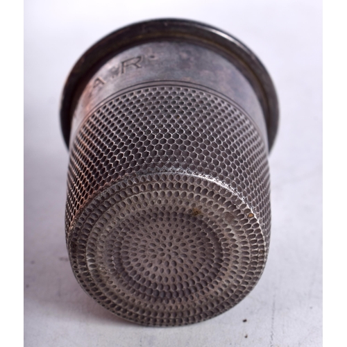 1462 - A VINTAGE SILVER THIMBLE SHOT CUP. 39 grams. 4.75 cm x 4.75 cm.