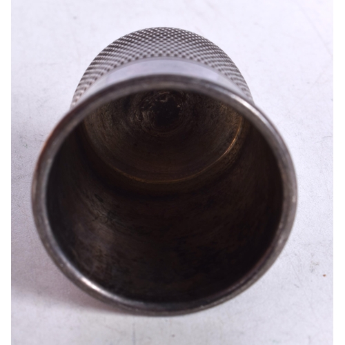 1462 - A VINTAGE SILVER THIMBLE SHOT CUP. 39 grams. 4.75 cm x 4.75 cm.