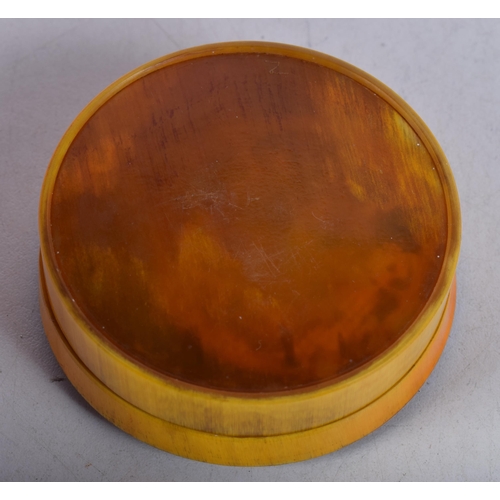 1465 - AN ANTIQUE PRESSED HORN SNUFF BOX AND COVER. 52 grams. 6.75 cm diameter.