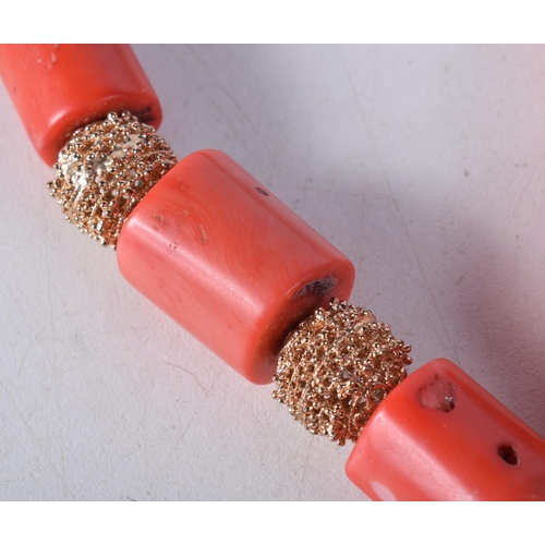 1466 - A CONTINENTAL CORAL AND YELLOW METAL NECKLACE. 328 grams. 84 cm long.