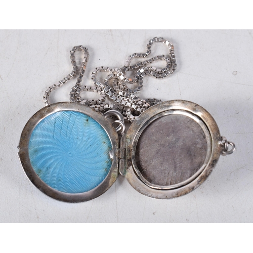 1480 - A SILVER AND ENAMEL PENDANT. 8.9 grams. Chain 52 cm long, pendant 2.5 cm diameter.