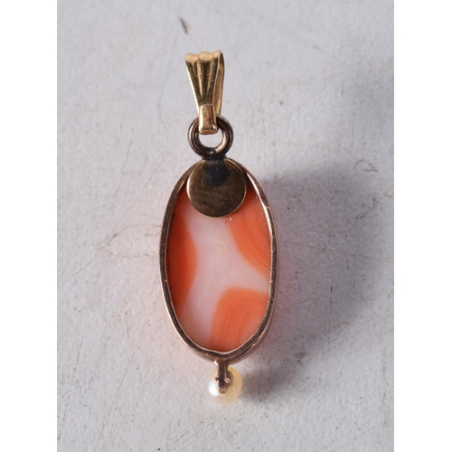 1482 - AN ANTIQUE GOLD AND CORAL PENDANT. 1.6 grams. 2.75 cm x 1 cm.