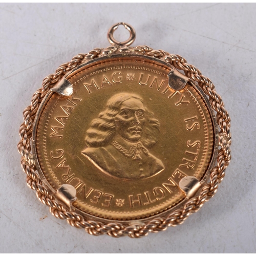 1501 - South Africa Two Rand Gold Coin set in a Rope framed Pendant. 10.39g, 2.5cm diameter