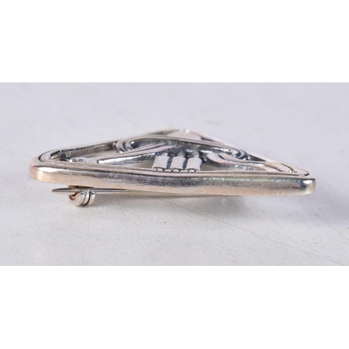 1516 - A Silver Dolphin Brooch. 3cm x 3cm, weight 6g