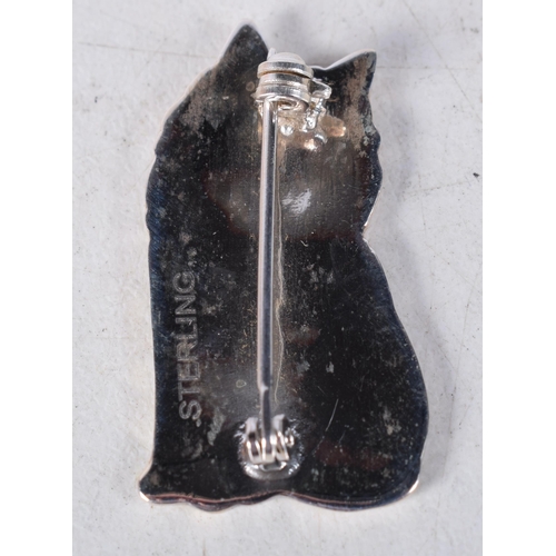 1541 - A Silver Cat Brooch. Stamped Sterling. 3cm x 1.6cm, weight 4.5g